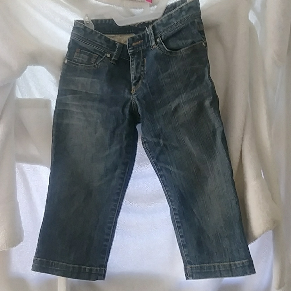 Women size 2r 26 inch waist short cropped jeans